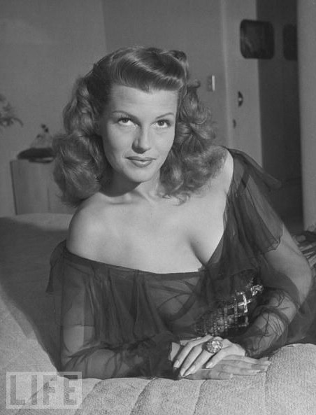 Rita Hayworth，拍摄于1945年