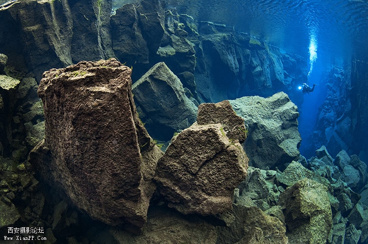 一名潜水员正在沿着冰岛附近的Silfra大陆海沟游弋。（Magnus Lundgren）