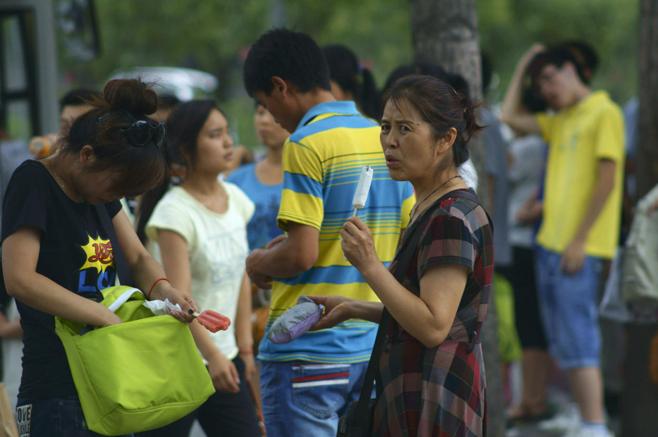 3酷暑下焦急等车的妇女.jpg