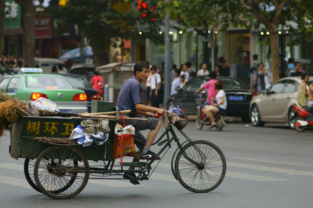 过路口的环卫工.jpg