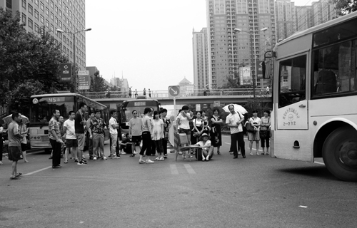 公交车过不去只能回头.jpg