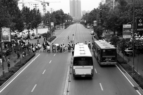 过不去的公交车停在路边.jpg