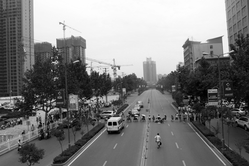 宽敞的公路行人可以随便行走，绝对安全.jpg