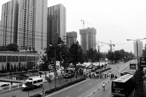 业主等待房地产商答复.jpg