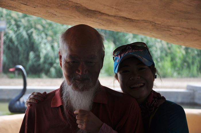 沙湖女儿非要和老人照一张