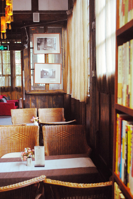 宽窄巷子里 最有名的书店——见山书局  蔡康永先生每回去成都必去的地方。