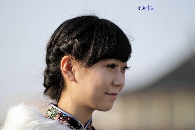 1111  城墙旗袍500d135K。2035L6454_调整大小.JPG