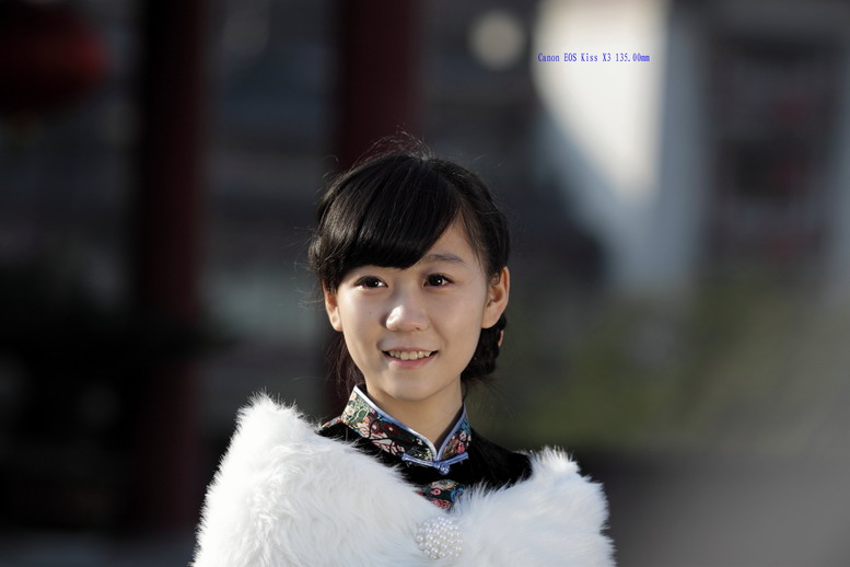 1111  城墙旗袍500d135K。2035L6462_调整大小.JPG