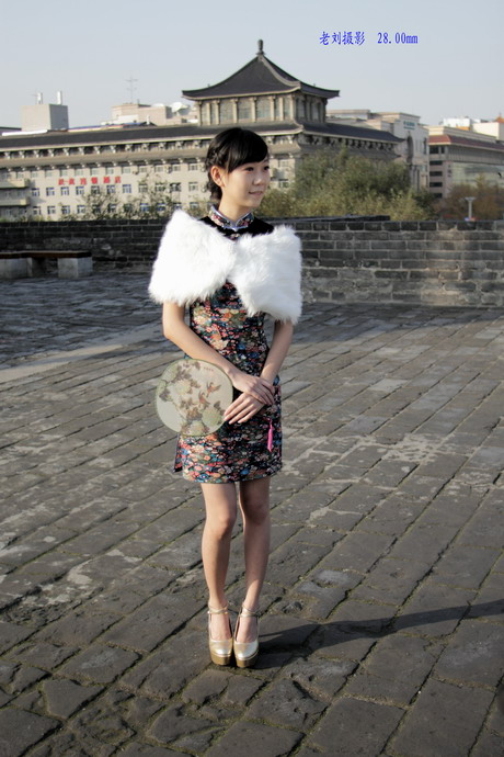 1111  城墙旗袍500d135K。2035L6463_调整大小.JPG