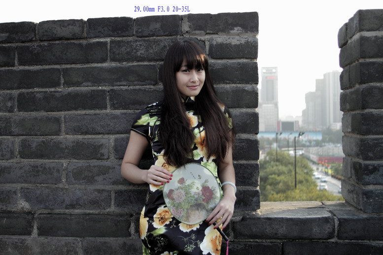 1111  城墙旗袍500d135K。2035L6477_调整大小.JPG