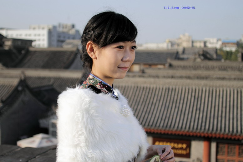 1111  城墙旗袍500d135K。2035L6484_调整大小.JPG