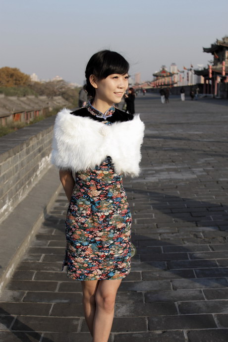 1111  城墙旗袍500d135K。2035L6489_调整大小.JPG