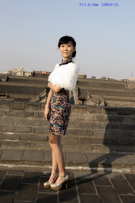 1111  城墙旗袍500d135K。2035L6491_调整大小.JPG