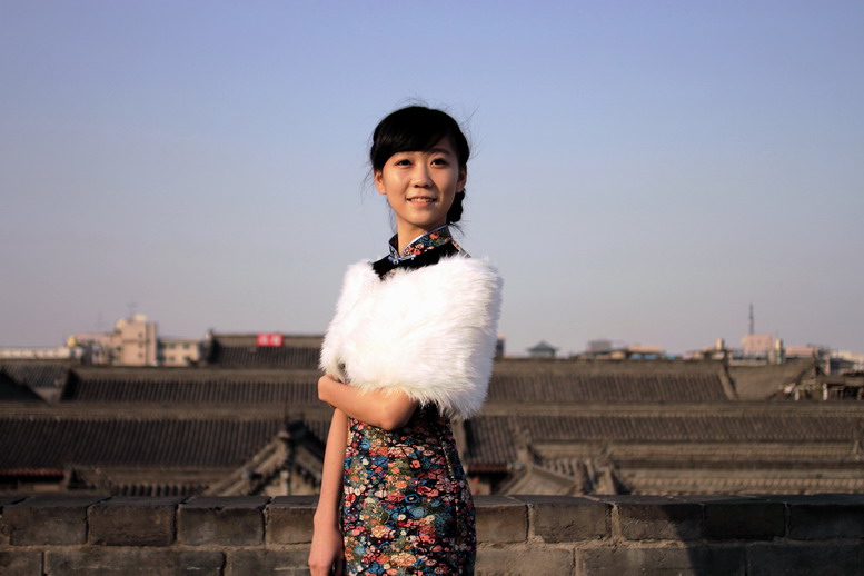 1111  城墙旗袍500d135K。2035L6492_调整大小.JPG