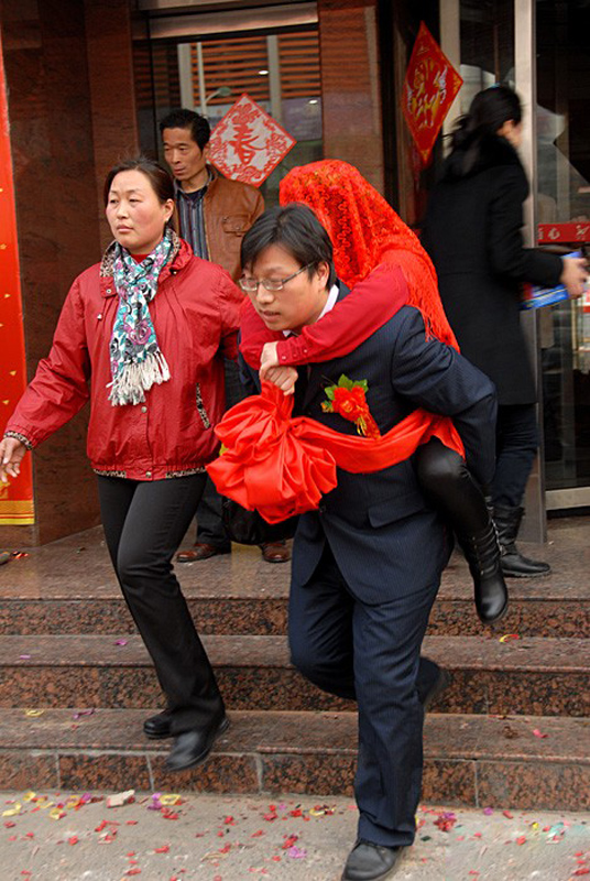 八抬大轿接新娘.jpg