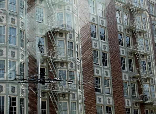 楼房外的逃生梯