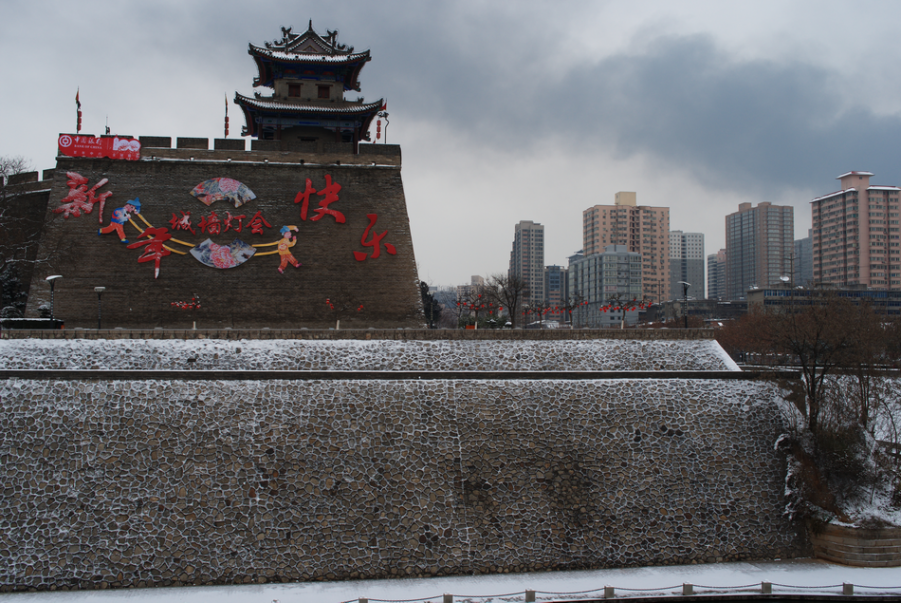 是晚，《都是快报》称，胡家庙文具批发市场火灾，黑烟滚滚二十公里余...