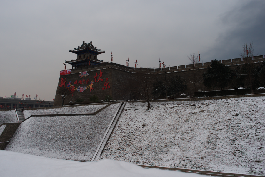 雪后，黑云尤其显眼。