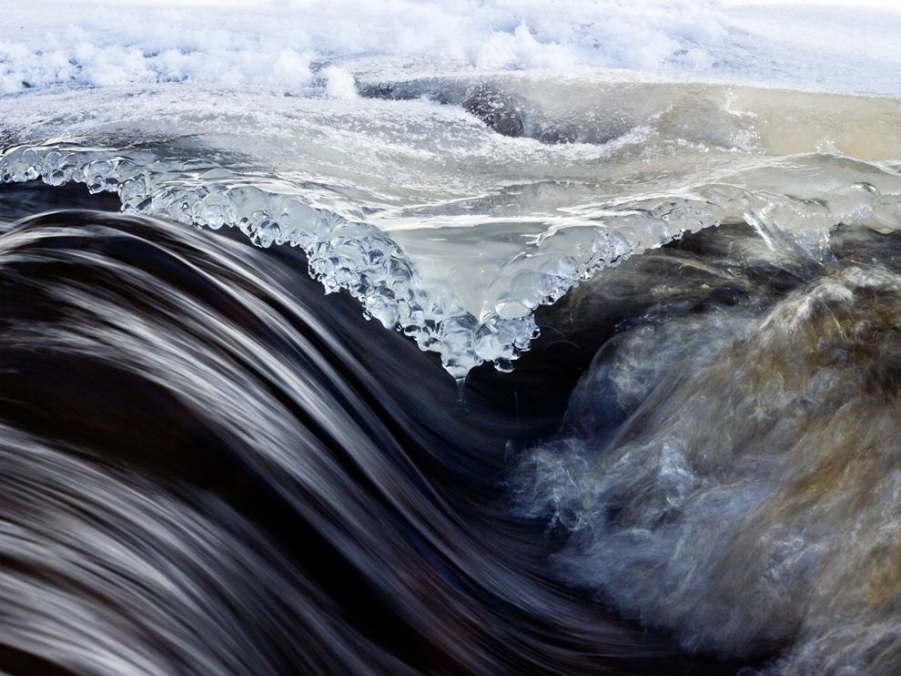 melting-stream-finland_50512_990x742.jpg