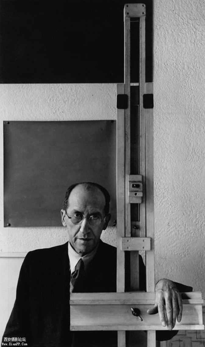Piet-Mondrian-New-York-NY-1942.jpg