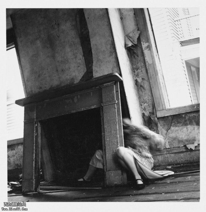 big_255425_9186_15.-Francesca-Woodman-House-4-1976_big-673x693.jpg