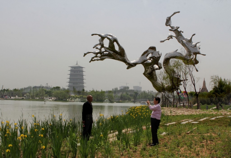 再给老伴拍世园