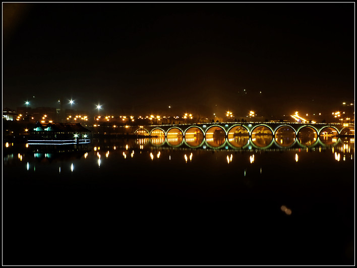 夜色湖光.jpg