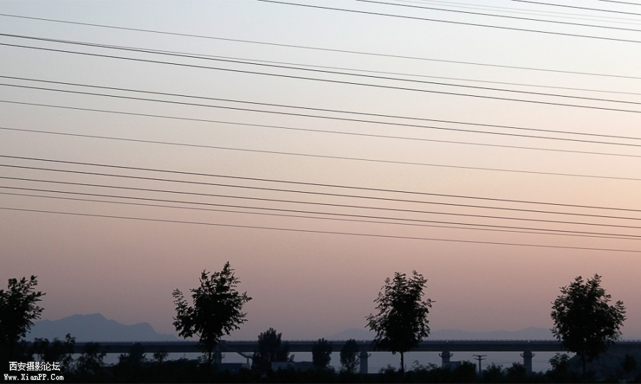 北京五环外，非常空旷，远处的是轻轨