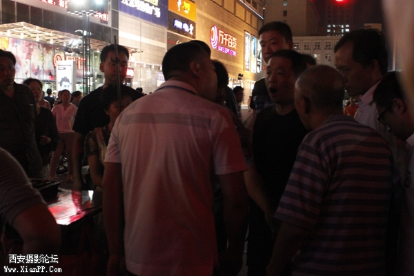 围观群众多了起来，有的人看不下去，站出来跟保安理论，保安说：“你是什么人？”.JPG