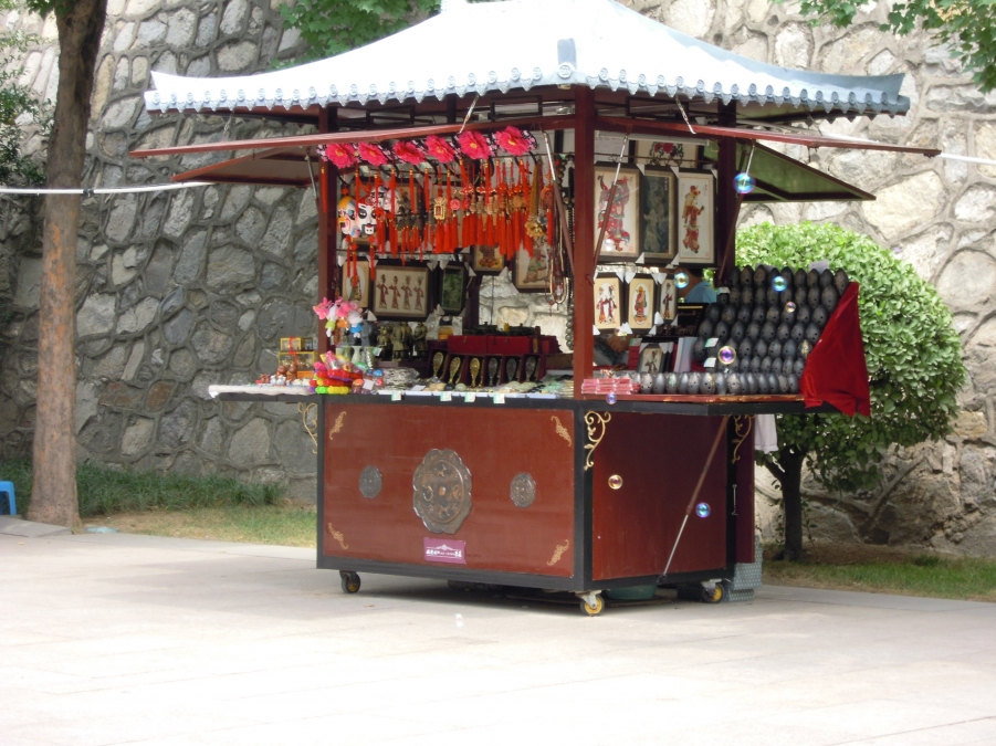 雁塔广场的旅游纪念品小车