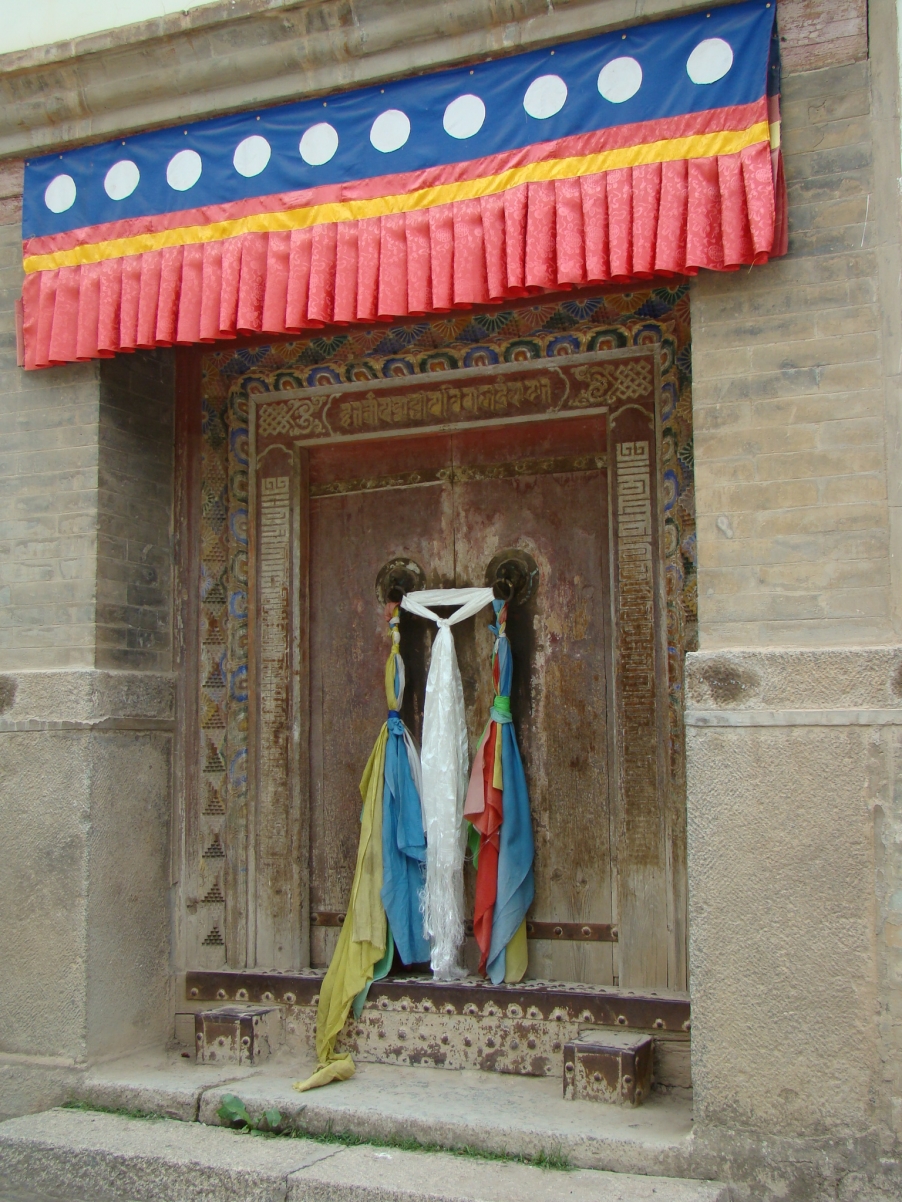 哈达！不同颜色所代表的祝福不同，大家来猜猜看吧？