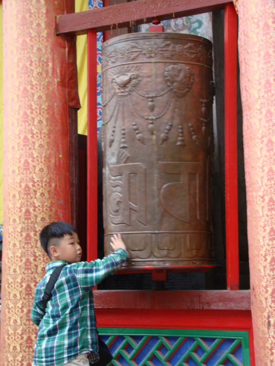 轻轻转动“转经轮”