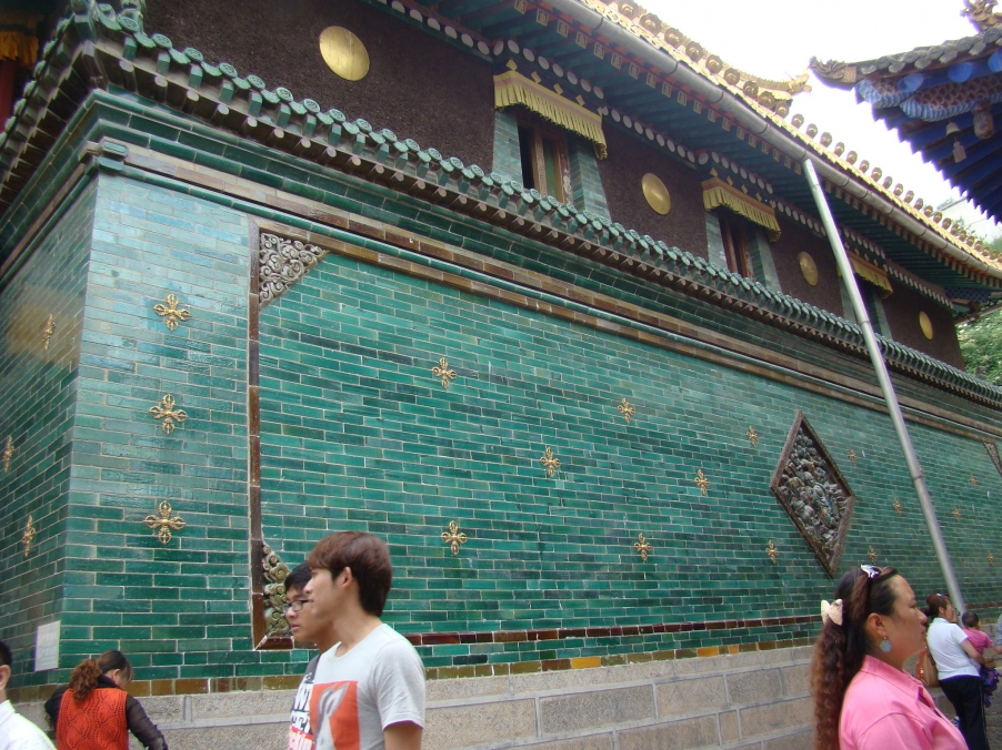 最爱这面绿幽幽的墙，亮晶晶的，颜色真赞！要亲眼看才能更明白。