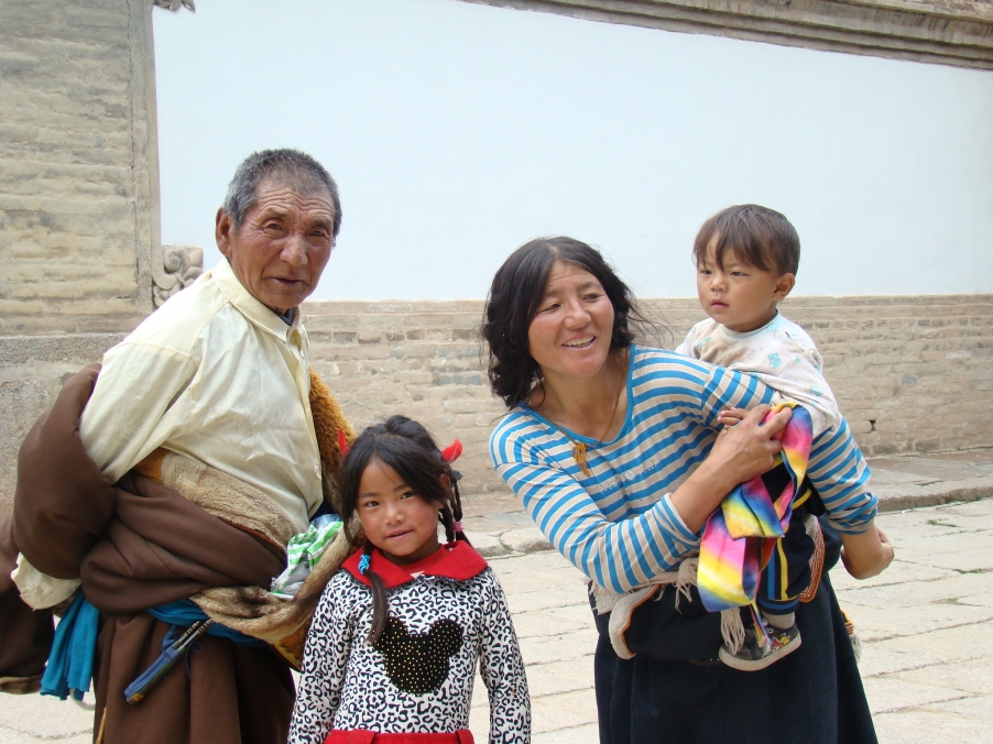 幸福的微笑”一看到她们一家人，我就笑着走上去，说想拍照，她们欣然同意，于是留下了这张……爸爸去旁边问 ...