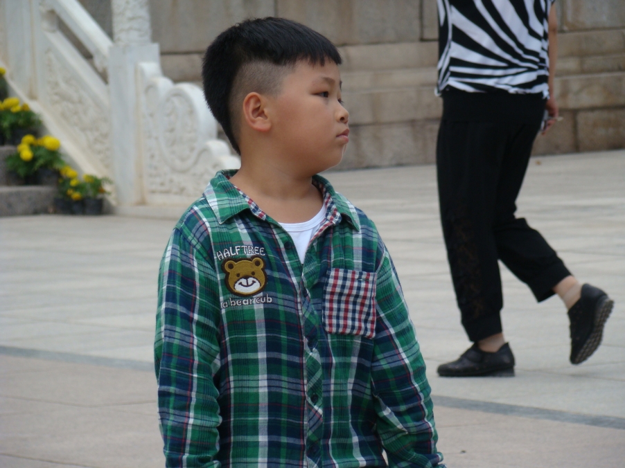 可爱的小家伙，把我也收入他的相机中了。谢谢他们一家人，让我全程免费听了各景点的讲解，此行也不孤单，最 ...