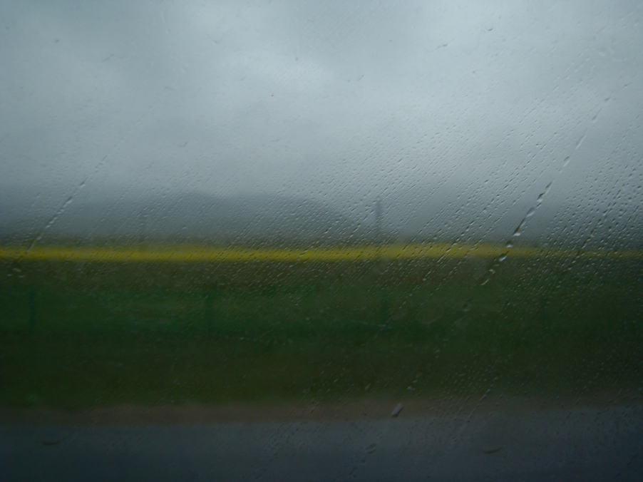 车窗内已经起雾了气，看不清窗外