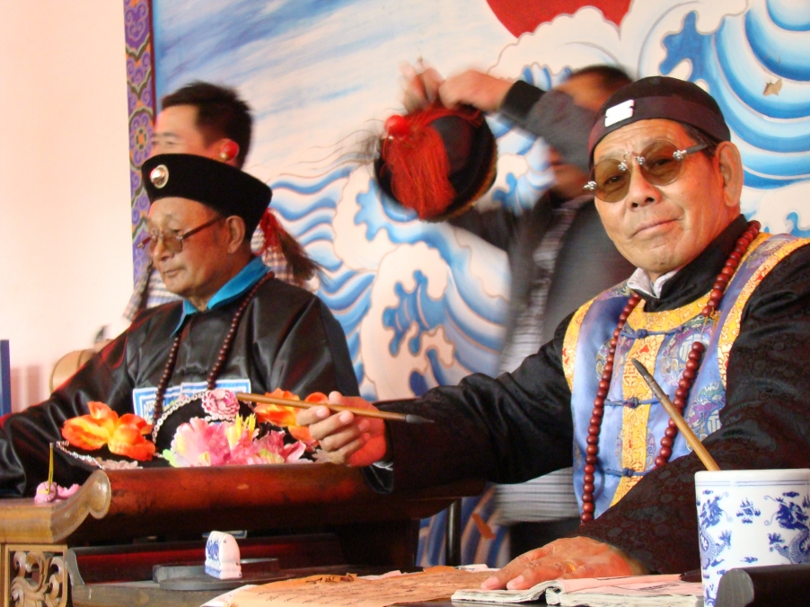 多配合的微笑，最后还问我照好了吗？……升堂断案现场演绎中