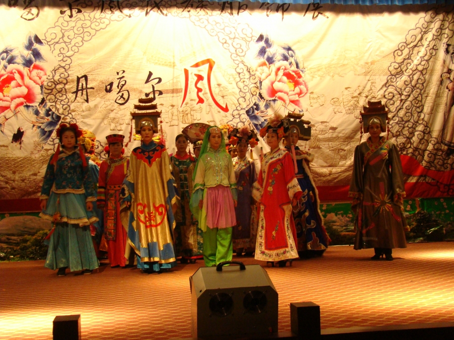 演艺厅正在上演的青海各个朝代的服装展示
