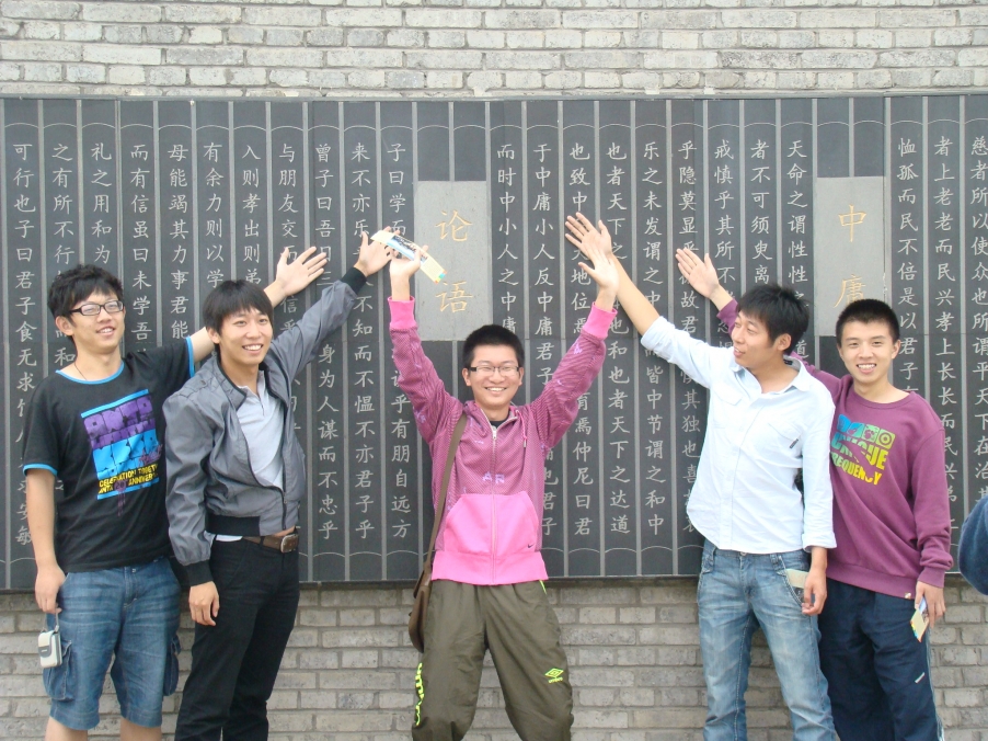 不知他们来自哪里，反正感染了我，随即按动快门。文庙大殿前