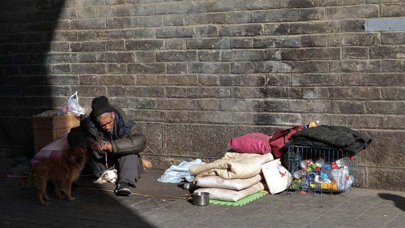 南门门洞 流浪老人