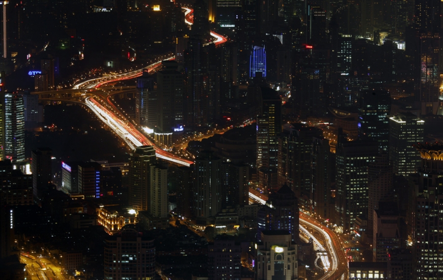 14、2012年3月26日，上海公路上车水马龙的景象。.jpg