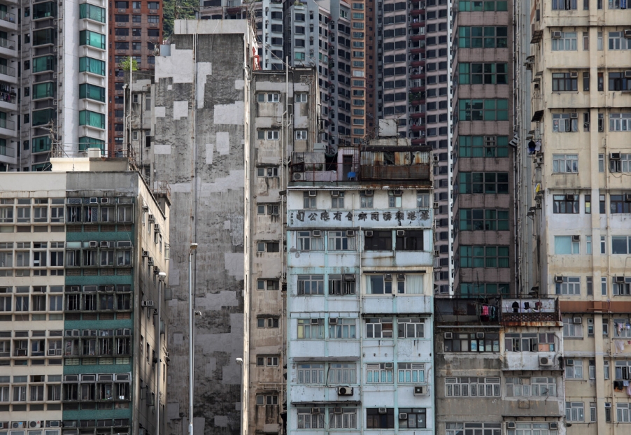 47、2010年8月3日，香港上环区老楼背后拔地而起的现代建筑。.jpg