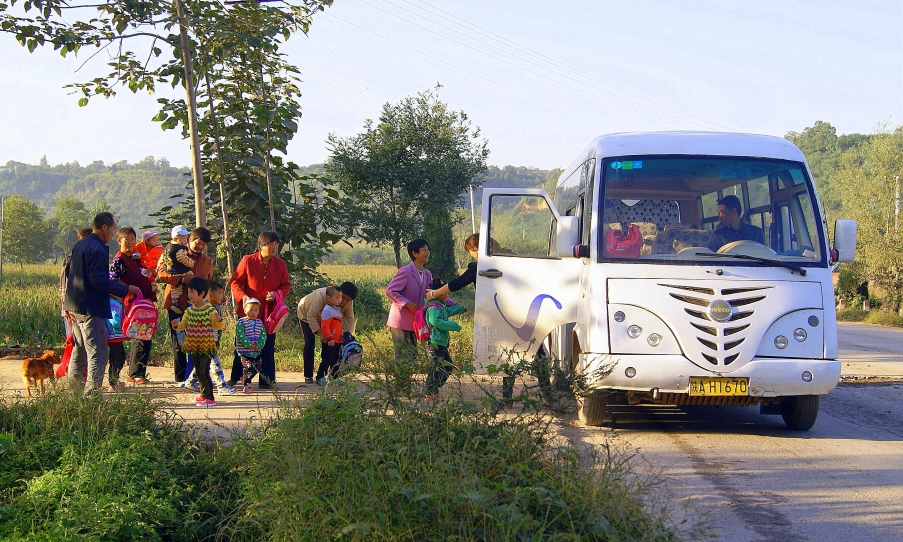 校车来到村路口 》