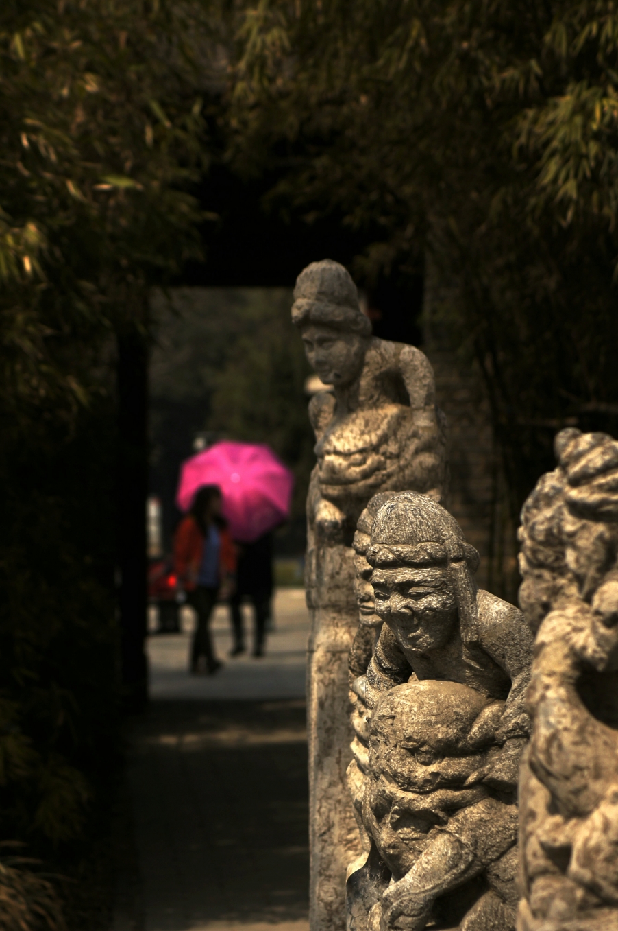 在2012年3月小雁塔游玩时，在拍古迹石像时，远处的门外打着红伞游客闯入我的镜头，因此该片得名“古与今”