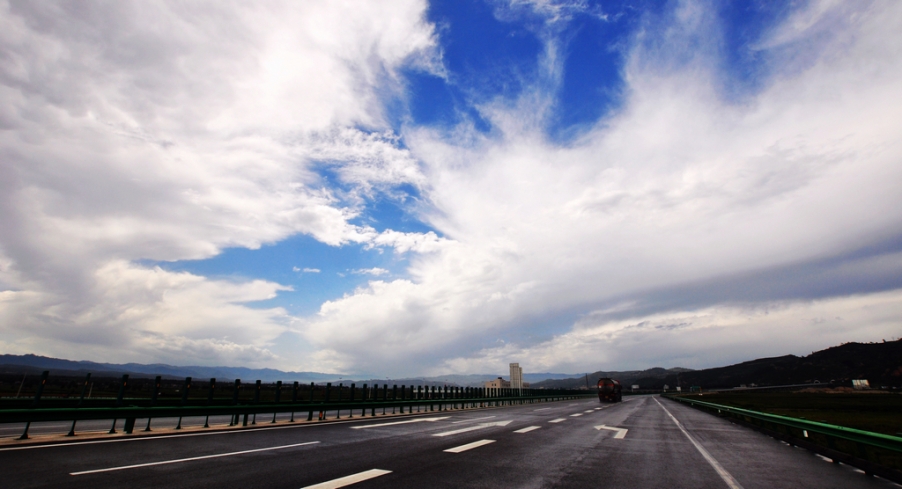 天路——摄于宝汉高速.jpg