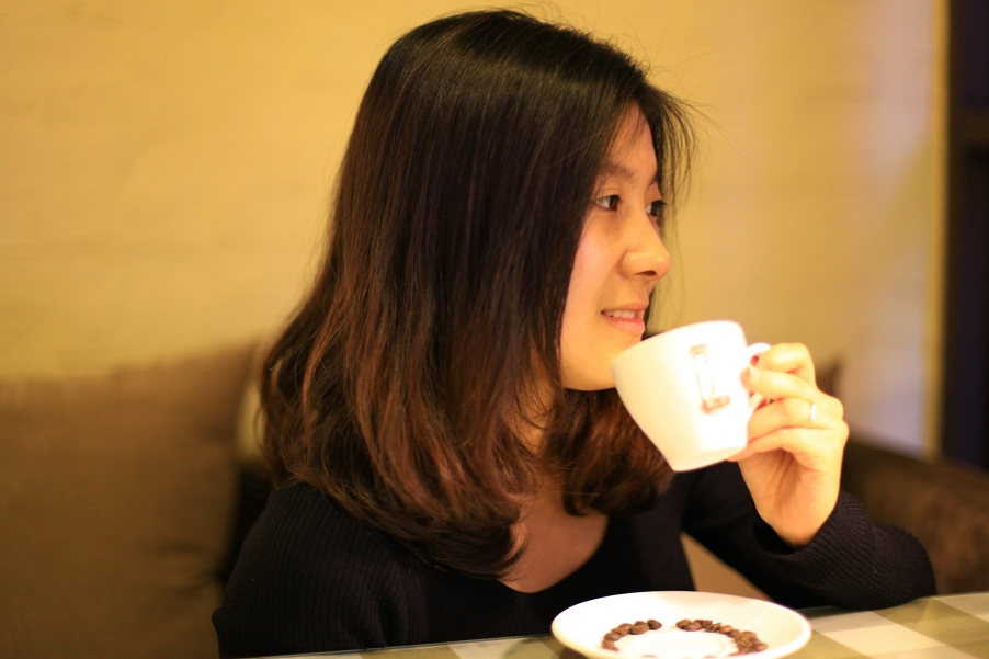 静静的凝望，舌尖品尝咖啡的香味