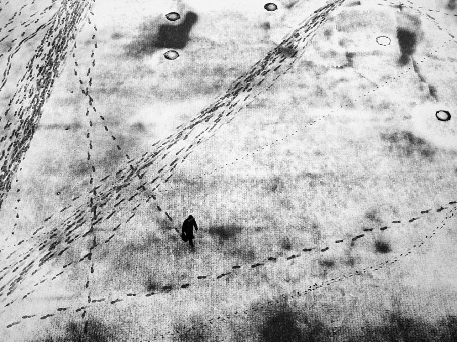 snow-footprints-belarus_63786_990x742.jpg