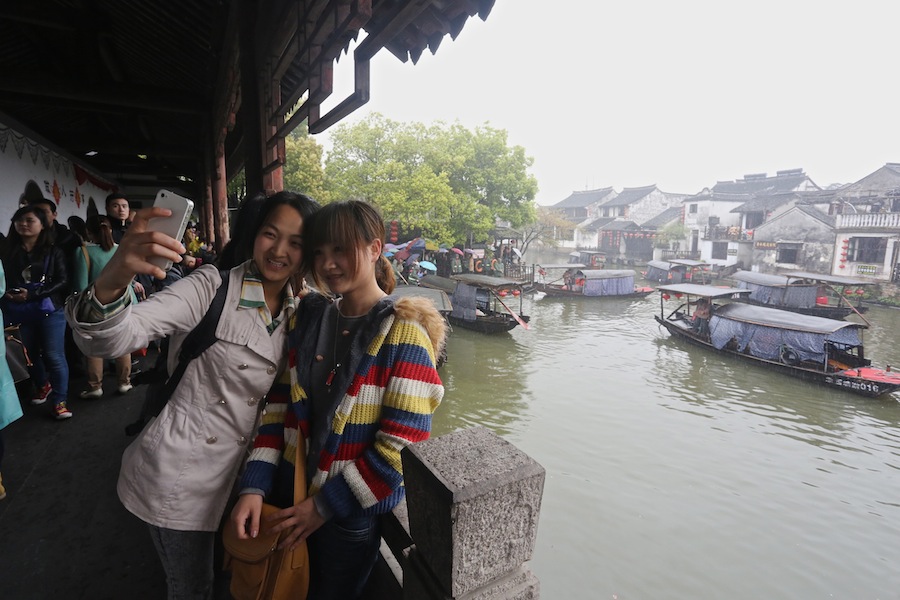 9来自北京的两名游客用手机记录美好时刻.JPG