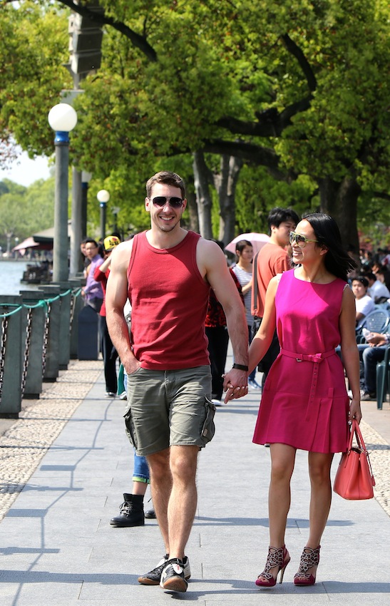 11一对国外情侣观赏西湖美景 下午7.33.42.jpg