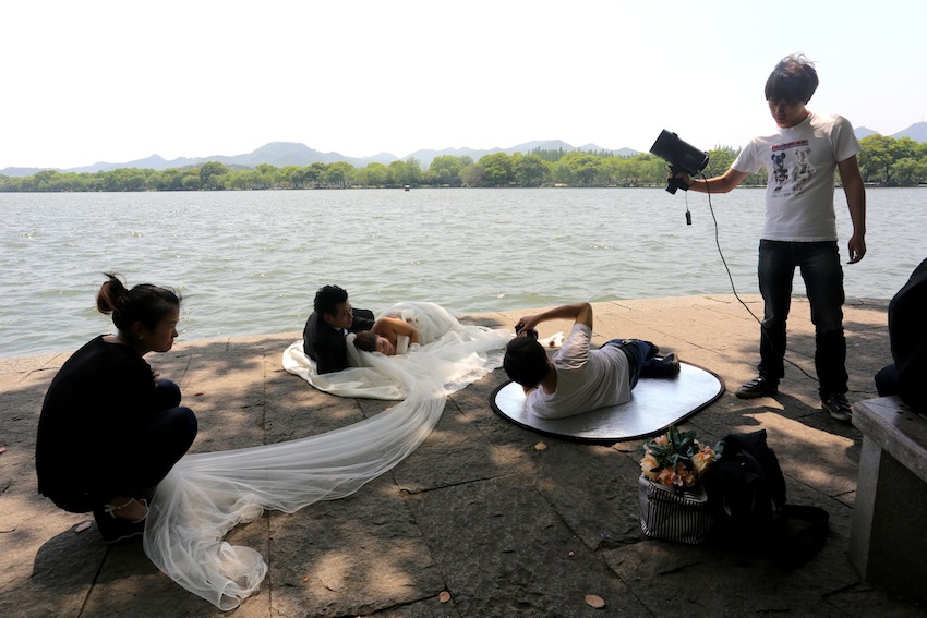 13一对新人在西湖边拍摄婚纱照片。.JPG